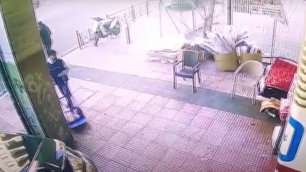 Αστυνομικός τραυματίστηκε μετά από καταδίωξη στους δρόμους της Αθήνας – «Δεν σταματούσε στο σήμα για έλεγχο»