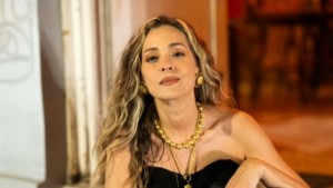 Νατάσσα Μποφίλιου: Σπάνιες φωτογραφίες με τον σύζυγό της από τις διακοπές τους στη Φολέγανδρο