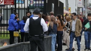 Κολομβία: Εκατοντάδες αυτόχθονες, με δόρατα και φυσοκάλαμα, διαδηλώνουν κατά της βίας στα σύνορα με τη Βενεζουέλα