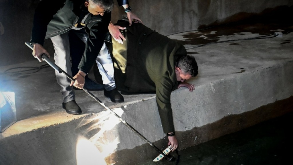 Θεοφάνια: Επιχείρηση για την ανάσυρση του Τιμίου Σταυρού στην Δεξαμενή Αθηνών – Τον έπιασαν μετά από 20 λεπτά