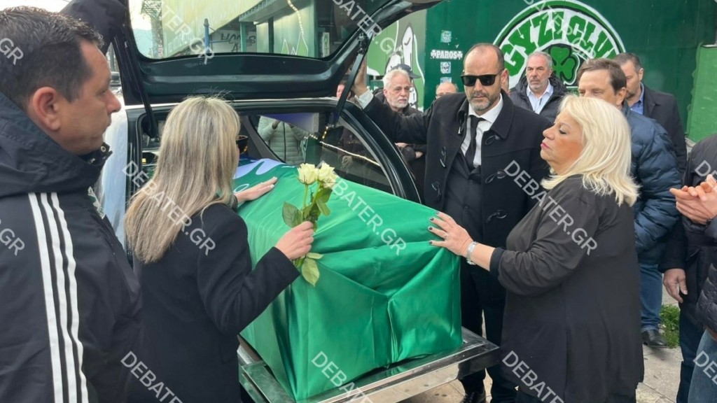Μίμης Δομάζος: Πέρασε από τη λεωφόρο Αλεξάνδρας η σορός του – Σε λαϊκό προσκύνημα στην Μητρόπολη μέχρι τις 15:00