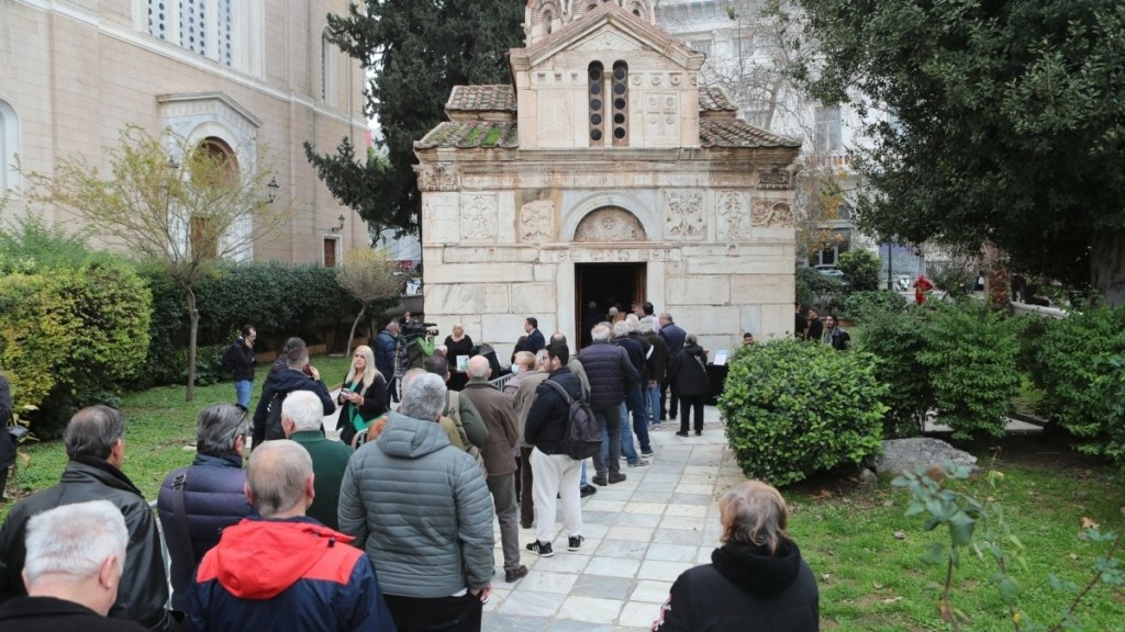 Μίμης Δομάζος: Πλήθος κόσμου για το τελευταίο αντίο στο παρεκκλήσι της Μητρόπολης