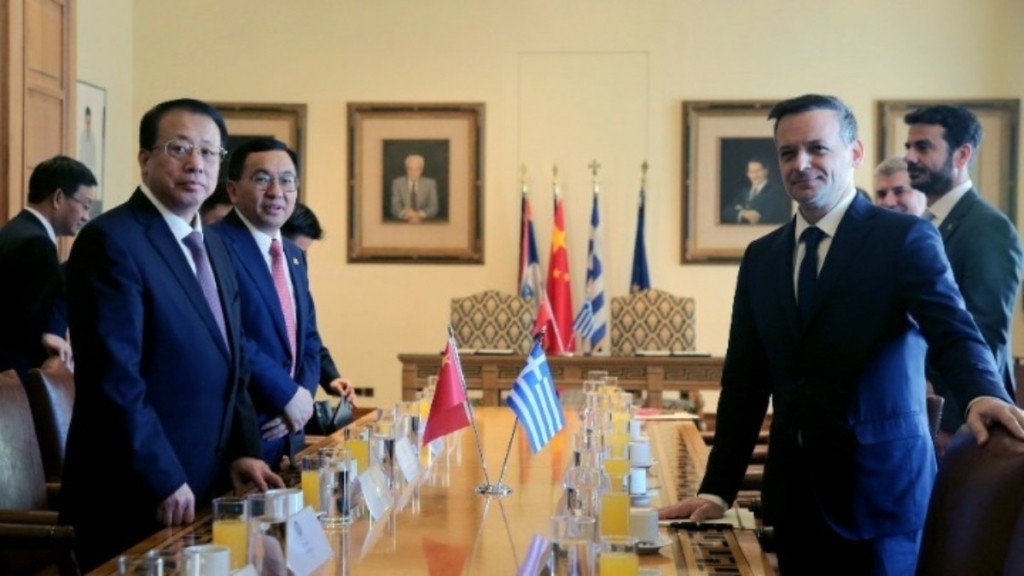 Χ. Δούκας: Υπέγραψε την αδελφοποίηση Αθήνας και Σαγκάης με τον δήμαρχο της κινεζικής πόλης