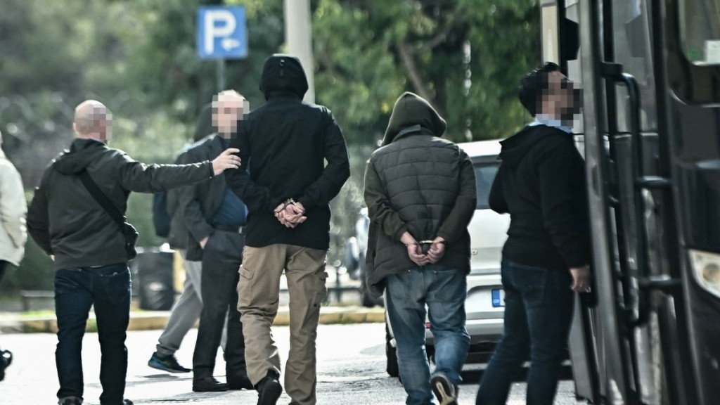 Κύκλωμα προστασίας: Βαρύτατες κακουργηματικές διώξεις τους 19 συλληφθέντες άσκησε ο Εισαγγελέας