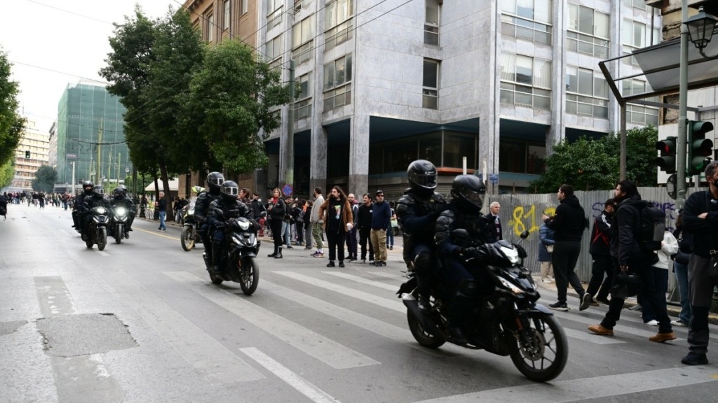 ΕΛΑΣ: Τέσσερις τραυματίες αστυνομικοί από τα επεισόδια στο κέντρο της Αθήνας – 12 προσαγωγές και μια σύλληψη