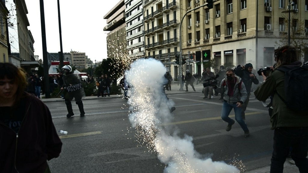 Σύνταγμα: Με μάρμαρα και μολότοφ επιτέθηκαν στα ΜΑΤ οι αντιεξουσιαστές – Μια σύλληψη (pics+vid)