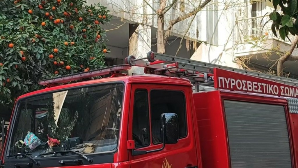 Υπό έλεγχο οι φωτιές σε επιχειρήσεις σε Παλλήνη και Πέραμα