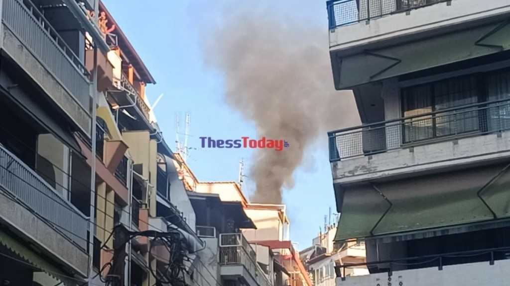 Θεσσαλονίκη: Φωτιά σε πολυκατοικία – Μαύροι καπνοί στον ουρανό (vid)