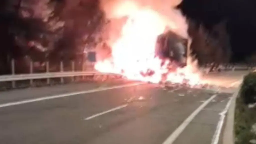 Φωτιά σε φορτηγό στην Εθνική οδό – Γλύτωσε ο οδηγός με εγκαύματα (pics)