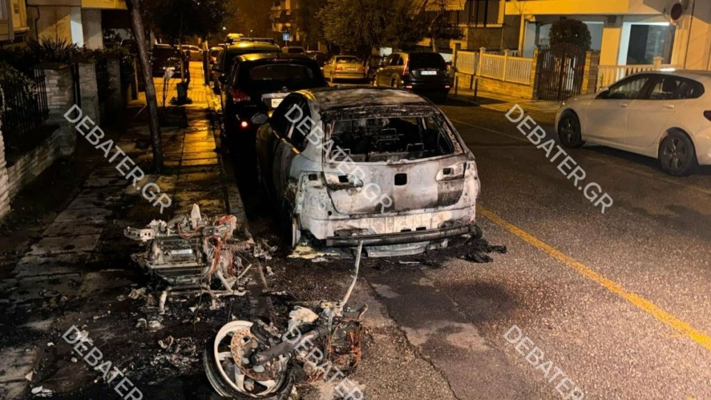 Θεσσαλονίκη: Κάηκαν ολοσχερώς μηχανή και ΙΧ στην Καλαμαριά