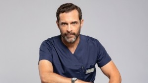 «Ο Γιατρός»: 5+1 νέα πρόσωπα που εισβάλλουν στη σειρά του ALPHA για να φέρουν ανατροπές