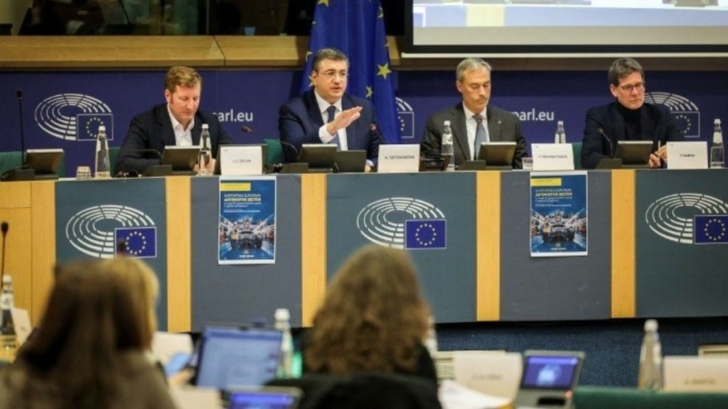 Απ. Τζιτζικώστας: Προτεραιότητα της ΕΕ η αύξηση της ανταγωνιστικότητας και η πράσινη μετάβαση της αυτοκινητοβιομηχανίας