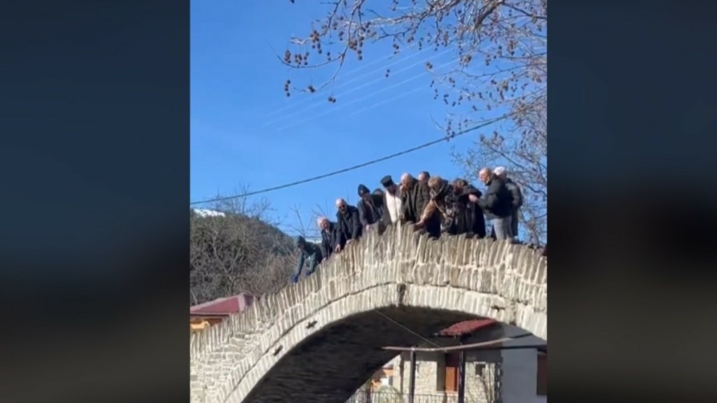Απίστευτο περιστατικό στο Δοτσικό Γρεβενών: Ο παπάς πέταξε τον σταυρό και μπλέχτηκε στη γέφυρα (vid)