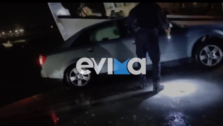 Εύβοια: Τρόμος για ηλικιωμένη γυναίκα – Κρεμόταν στο λιμάνι το αυτοκίνητο της