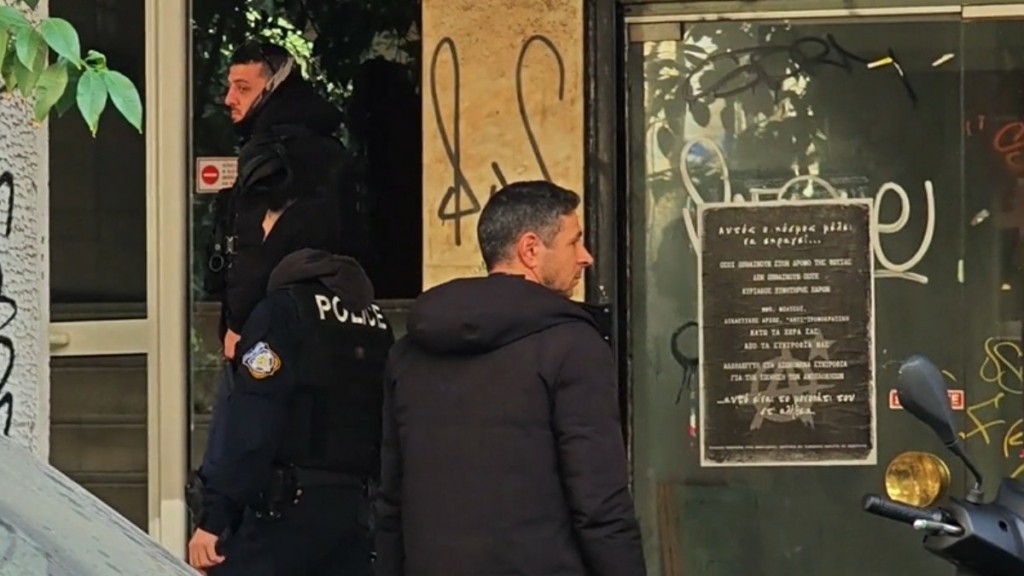 Μυστήριο με νεκρό ηλικιωμένο στα Εξάρχεια – Η κόρη του ισχυρίστηκε ότι τον σκότωσε (vid)