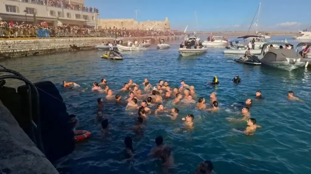 Ηράκλειο: Περισσότεροι από 50 κολυμβητές στα νερά του λιμανιού για το σταυρό