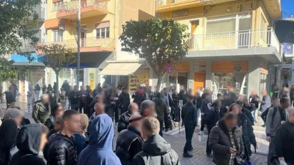 Ηράκλειο: Απολογούνται η 26χρονη και ο 44χρονος για την κακοποίηση του 3χρονου – Οργισμένο πλήθος έξω από τα δικαστήρια