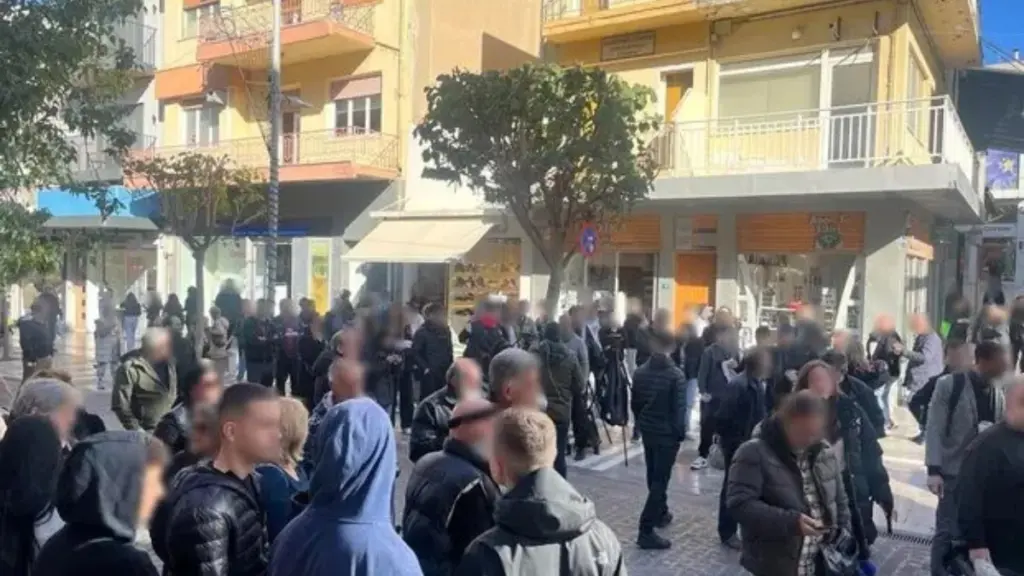Ηράκλειο: Απολογούνται η 26χρονη και ο 44χρονος για την κακοποίηση του 3χρονου – Οργισμένο πλήθος έξω από τα δικαστήρια