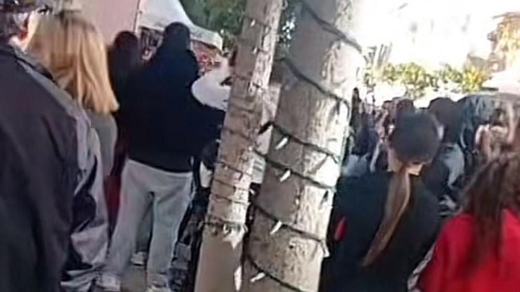 Ηράκλειο: Επεισόδια έξω από τα δικαστήρια – Οργισμένοι πολίτες πετούν αντικείμενα και προσπαθούν να μπουν στο κτήριο (vid)