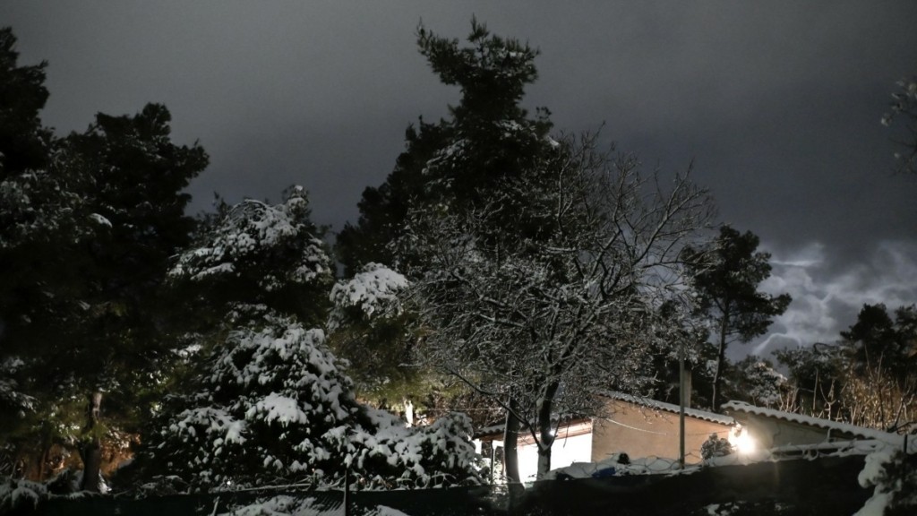 Σαρώνει τη χώρα η κακοκαιρία με χιόνια και καταιγίδες – Ποια σχολεία θα κλείσουν τη Δευτέρα 13/1 και που θα χρειαστούν αλυσίδες