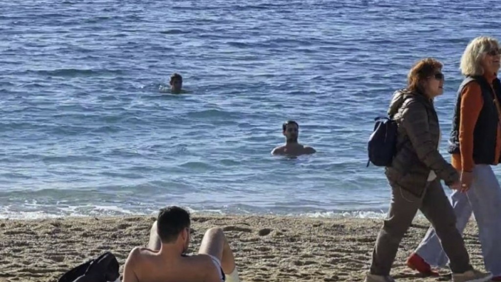 Βγήκαν στις παραλίες οι κάτοικοι της Αθήνας – Δείτε βίντεο