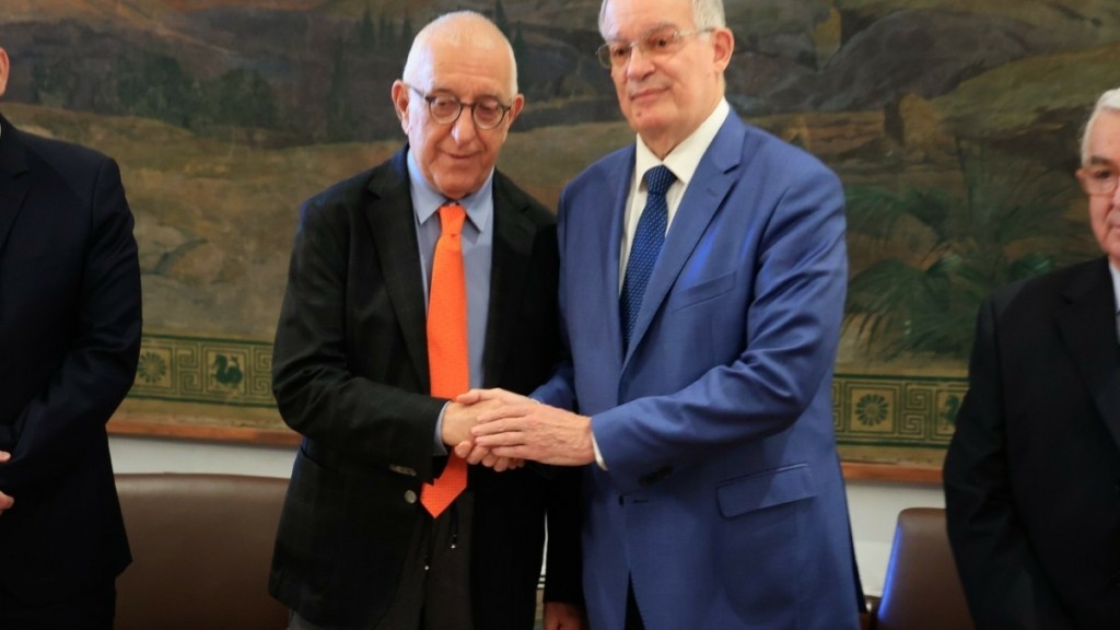 Εγκάρδιο κλίμα στην τελετή παράδοσης-παραλαβής της Προεδρίας της Βουλής