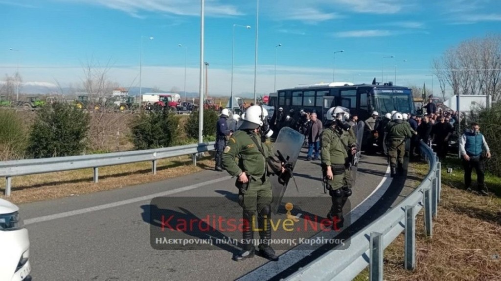 ΕΛΑΣ: «Διαδηλωτές επιτέθηκαν και τραυμάτισαν αστυνομικό» – Η ανακοίνωση για τα επεισόδια με αγρότες στην Καρδίτσα
