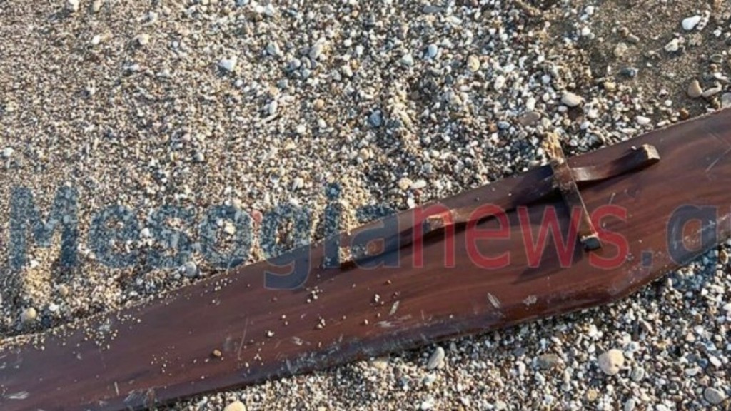 Κερατέα: Η θάλασσα ξέβρασε ένα καπάκι από φέρετρο