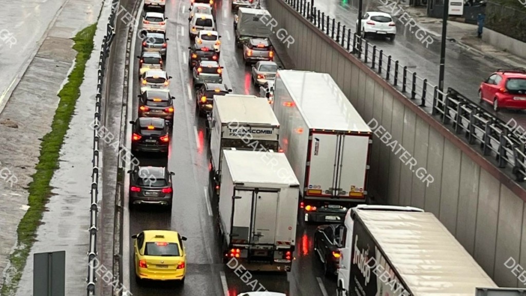 Κίνηση για γερά νεύρα στους δρόμους της Αθήνας – Κολλημένοι οι οδηγοί στον Κηφισό