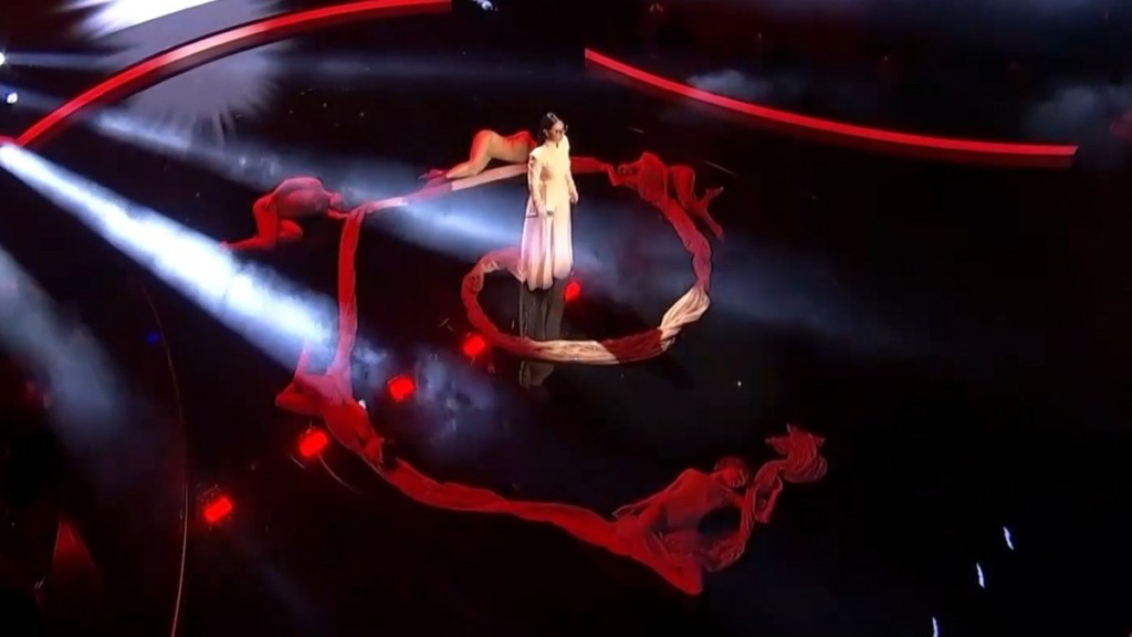 Eurovision 2025 – Klavdia: Τι συμβολίζει το ρούχο της και η ουρά 20 μέτρων;