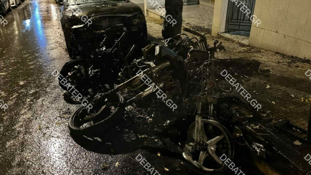 Πυρκαγιά σε δύο μηχανάκια και 2 ΙΧ στο Κολωνάκι