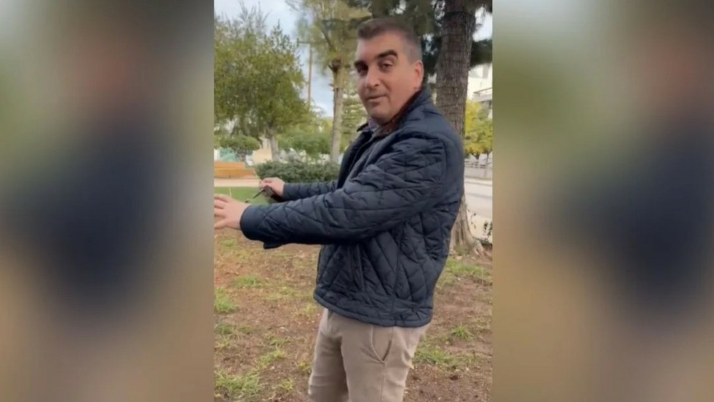 Ελληνικό: Άγνωστοι έκλεψαν το γκαζόν από την πλατεία – Απορημένος ο δήμαρχος (vid)