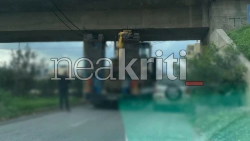 Νταλίκα σφήνωσε κάτω από γέφυρα στο Ηράκλειο Κρήτης