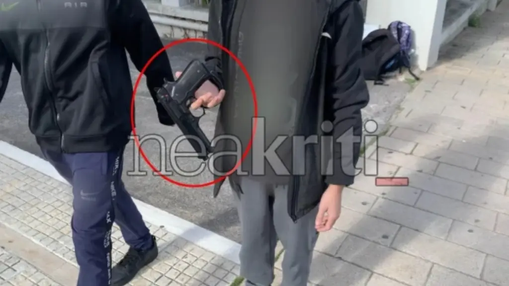 Ηράκλειο: Μαθητές κρατούν απομίμηση όπλου κοντά σε σχολείο και επιδίδονται σε σκοποβολή