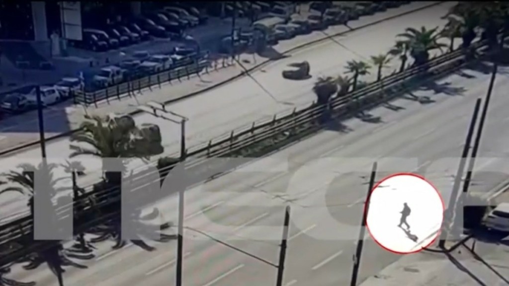 Ηλικιωμένος διέσχισε κάθετα τη Συγγρού και διασώθηκε από αστυνομικούς – Βίντεο ντοκουμέντο