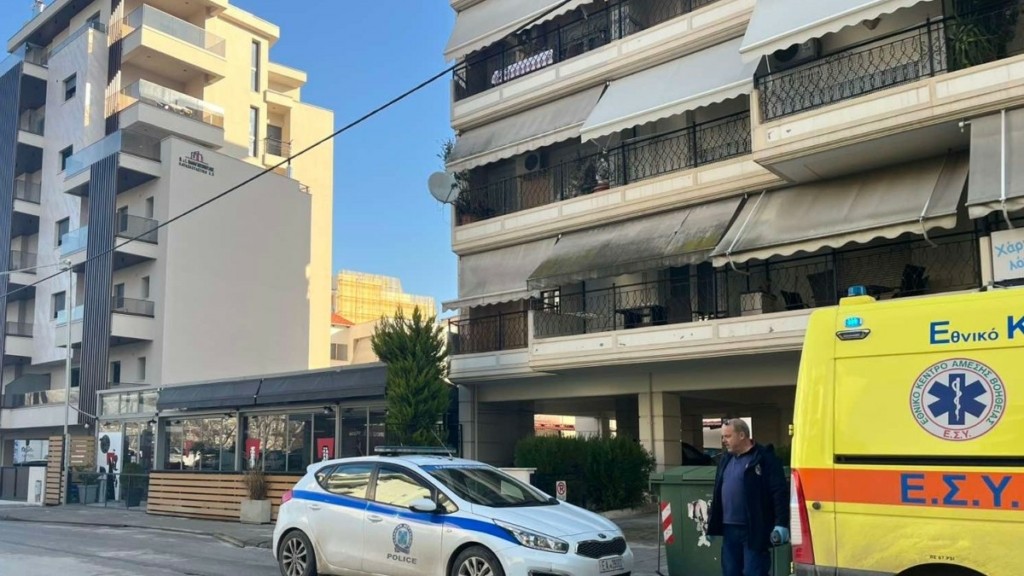Λάρισα: Γυναίκα εντοπίστηκε νεκρή στην είσοδο του διαμερίσματός της