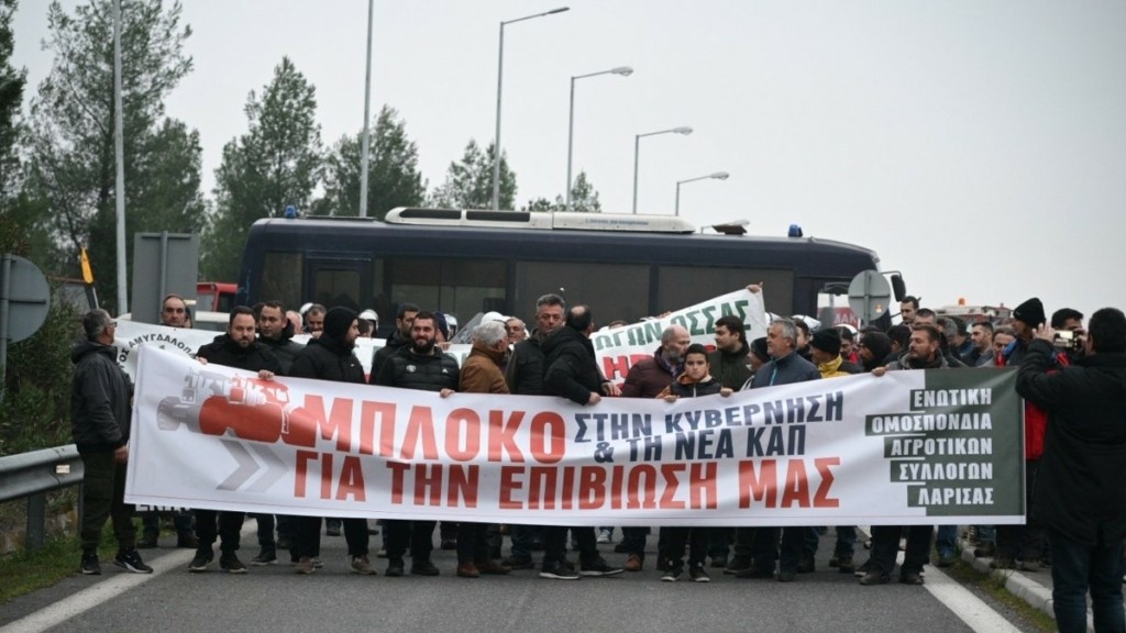 Λάρισα: Αγρότες από το μπλόκο της Γυρτώνης απέκλεισαν την εθνική οδό (pics & vid)