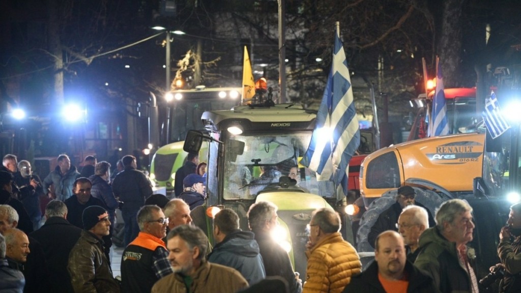 Λάρισα: «Εισβολή» αγροτών με τρακτέρ στο κέντρο της πόλης