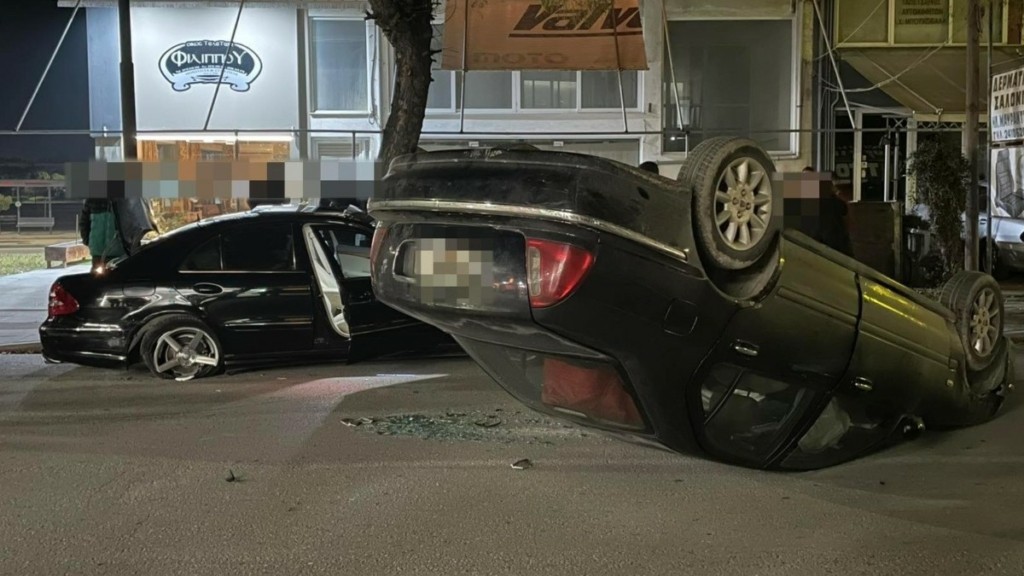 Τρόμος στη Λάρισα: Ανετράπη όχημα μετά από σύγκρουση