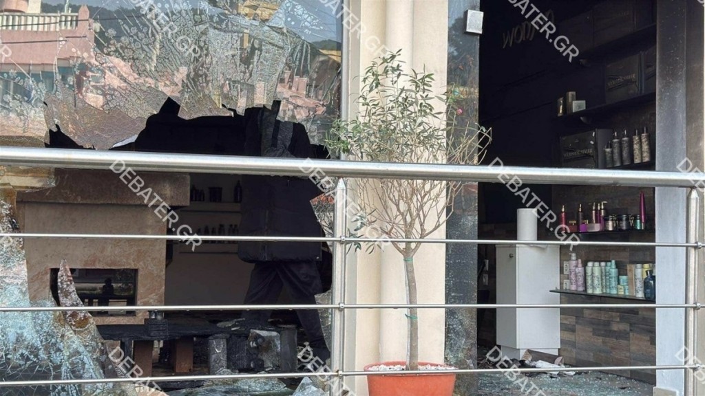 Λεωφόρος Λαυρίου: Έσπασαν τζαμαρία κομμωτηρίου και του έβαλαν φωτιά – Εκτεταμένες ζημιές στο κατάστημα