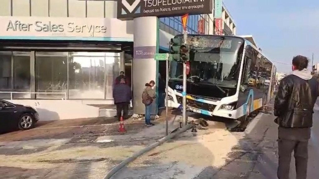 Λεωφόρος Μεσογείων: Λεωφορείο προσέκρουσε σε φανάρι – Δεν προκλήθηκαν τραυματισμοί