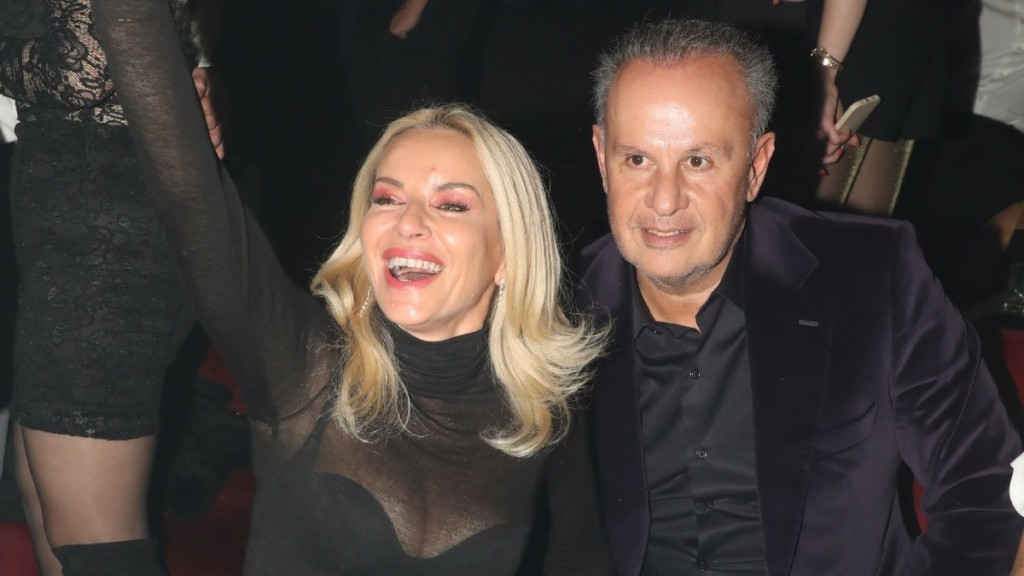 Μαρία Μπεκατώρου: Σπάνια βραδινή έξοδος με τον σύζυγό της, Αντώνη – Το look που επέλεξε