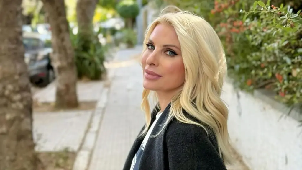 Ελένη Μενεγάκη: Με casual look μαζί με την 10χρονη κόρη της, Μαρίνα, για βόλτα στην Κηφισιά