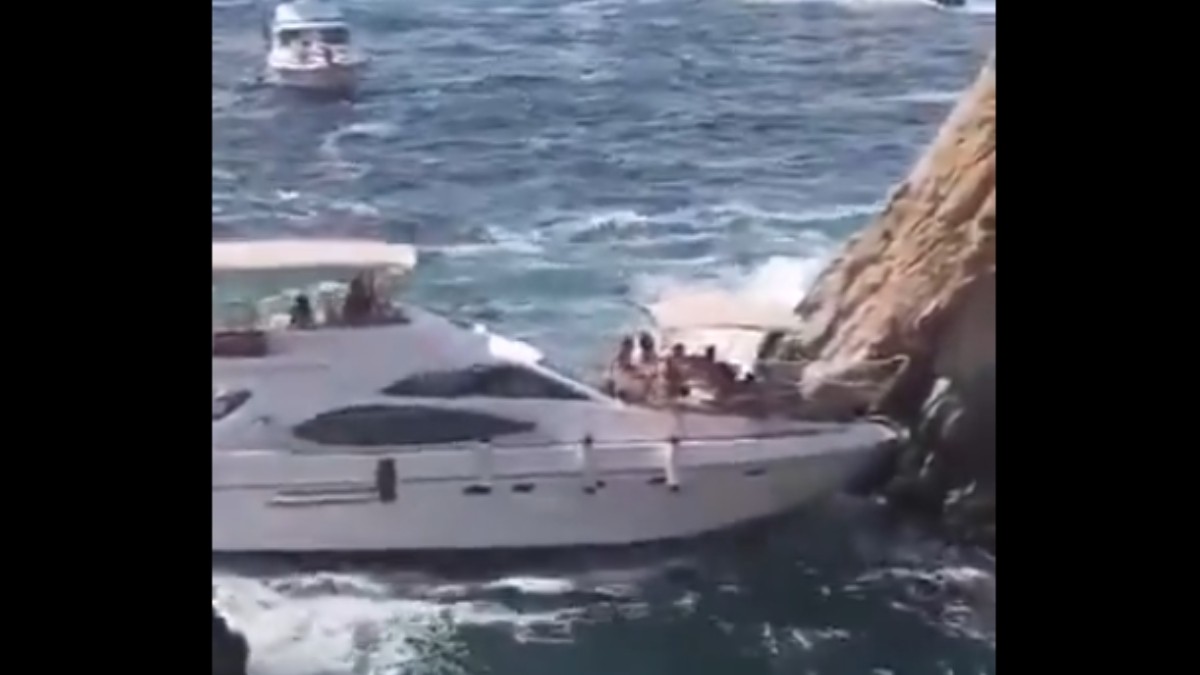 Μεξικό: Δείτε τη στιγμή που σκάφος προσκρούει στα βράχια και βυθίζεται – Από τύχη δεν πνίγηκαν οι επιβάτες (vid)