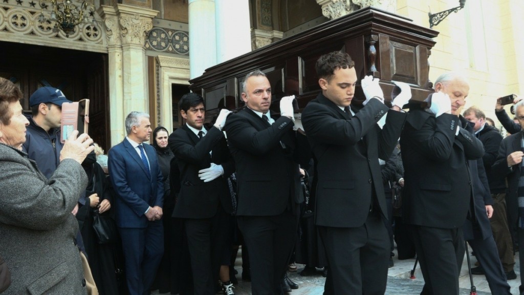 Αρχιεπίσκοπος Αναστάσιος: Η στιγμή της εξόδου από τη Μητρόπολη – Τριήμερο λαϊκό προσκύνημα στα Τίρανα (pic +vid)