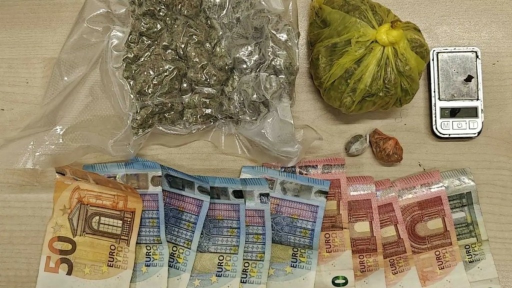 Πετράλωνα: Χειροπέδες σε ανήλικο για ληστεία – Συνελήφθη 21χρονος στον Αγ. Παντελεήμονα για διακίνηση ναρκωτικών