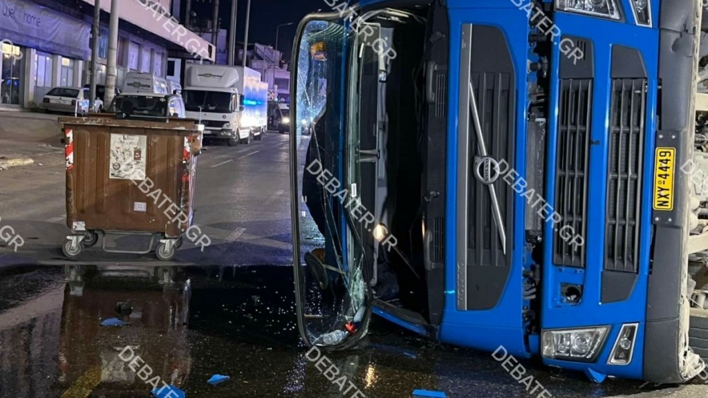 Λ. Κηφισού: Ανατροπή νταλίκας στο ύψος της Ιεράς Οδού – Κλειστός ο παράδρομος προς Πειραιά (pics+vid)