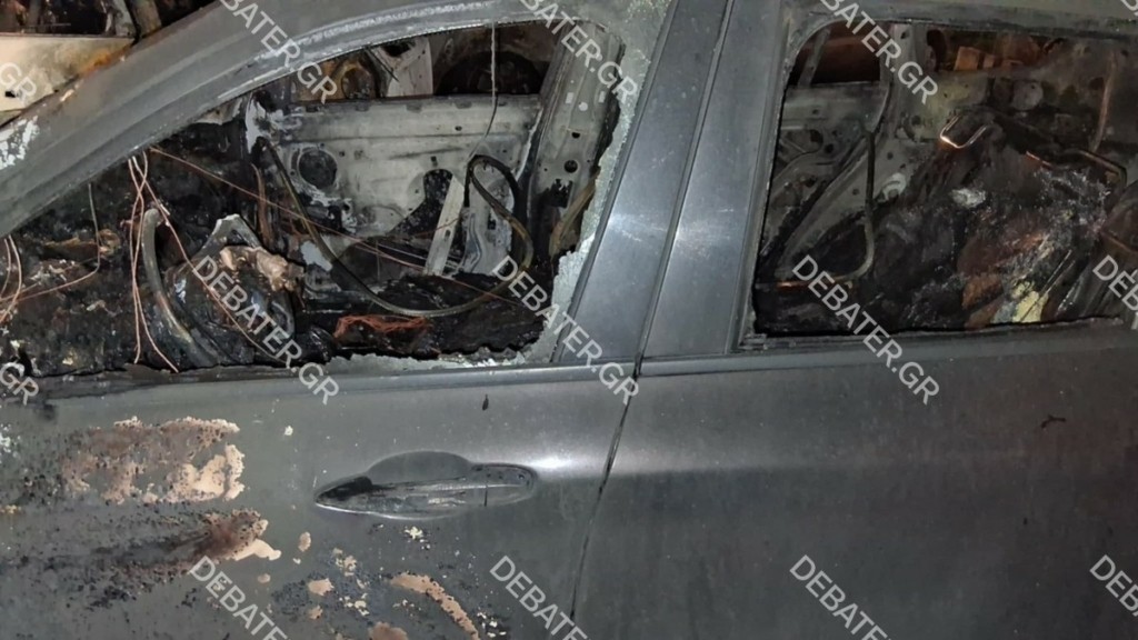 Φωτιά σε σταθμευμένα οχήματα στα Άνω Πατήσια