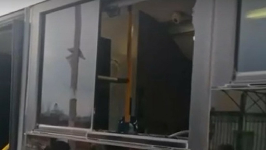 Πέραμα: Ανήλικοι πέταξαν πέτρα σε λεωφορείο σπάζοντας το τζάμι – Τραυματίστηκε ένας επιβάτης