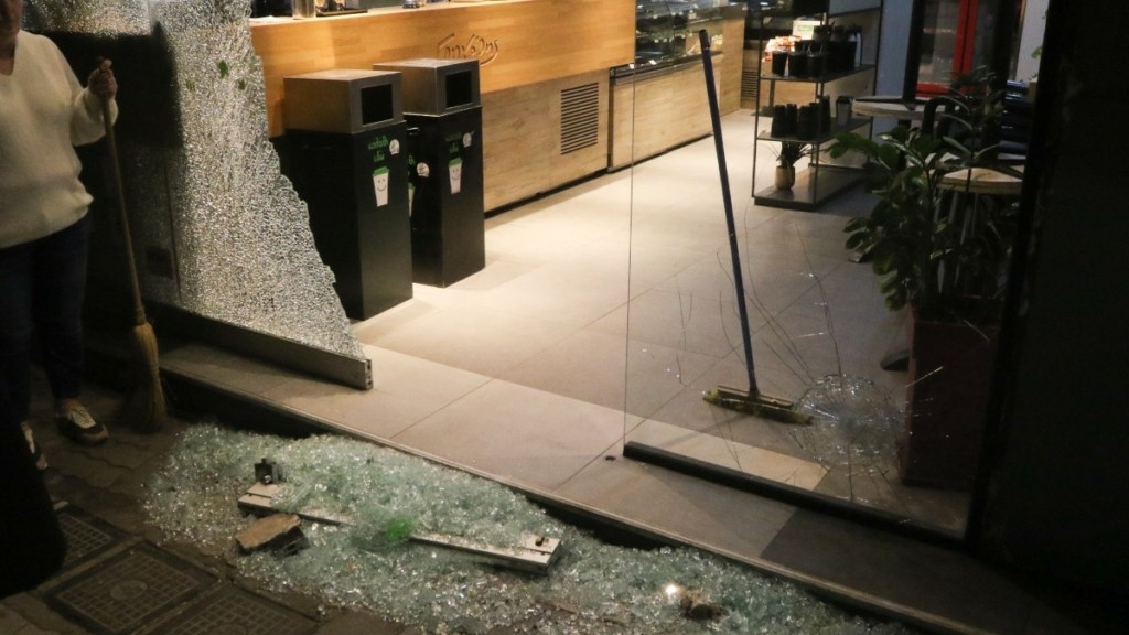 Καταδρομική επίθεση με ρόπαλα και πέτρες στην πλατεία Κυψέλης